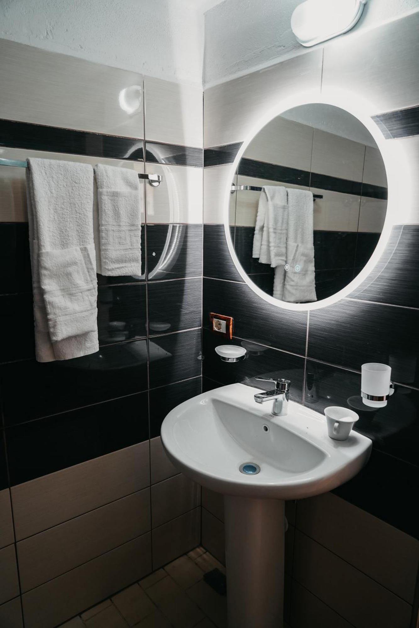 Bujtina Anlu Hotell Nepravishte Exteriör bild