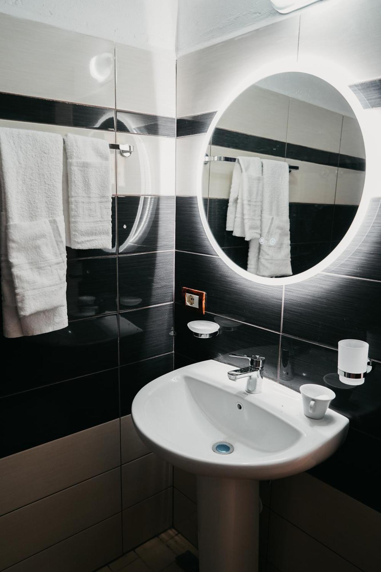 Bujtina Anlu Hotell Nepravishte Exteriör bild
